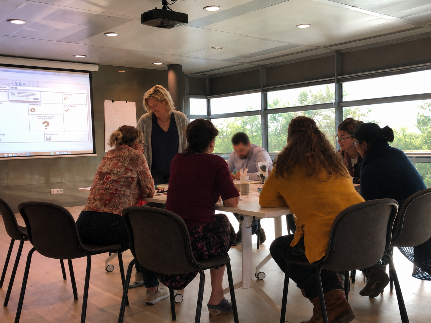 Barbara begeleidt een trainingsgroep rond het Trust Canvas